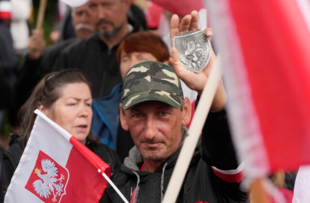 Na podporu poľskej opozičnej strany Právo a spravodlivosť sa vo Varšave zišlo zhruba štyritisíc stúpencov