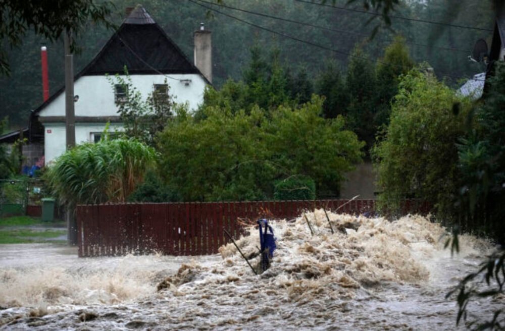 Muž spadol pri upratovaní naplavenín do rozvodneného potoka, už sa nevynoril