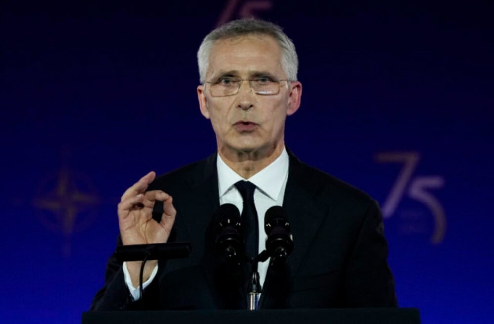 Ďalšie dodávky zbraní Ukrajine pomôžu skôr ukončiť vojnu, vraví Stoltenberg