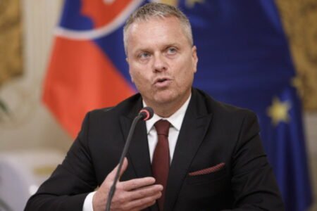 Mohla vláda v demisii darovať vojenskú techniku Ukrajine? Andrassy hovorí, že ide o ústavnú, nie kontrolórsku otázku