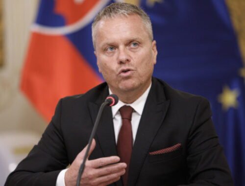 Mohla vláda v demisii darovať vojenskú techniku Ukrajine? Andrassy hovorí, že ide o ústavnú, nie kontrolórsku otázku