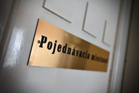 Začne sa súdny proces so ženou obžalovanou z vraždy svojich dcér, deti boli utopené vo vani