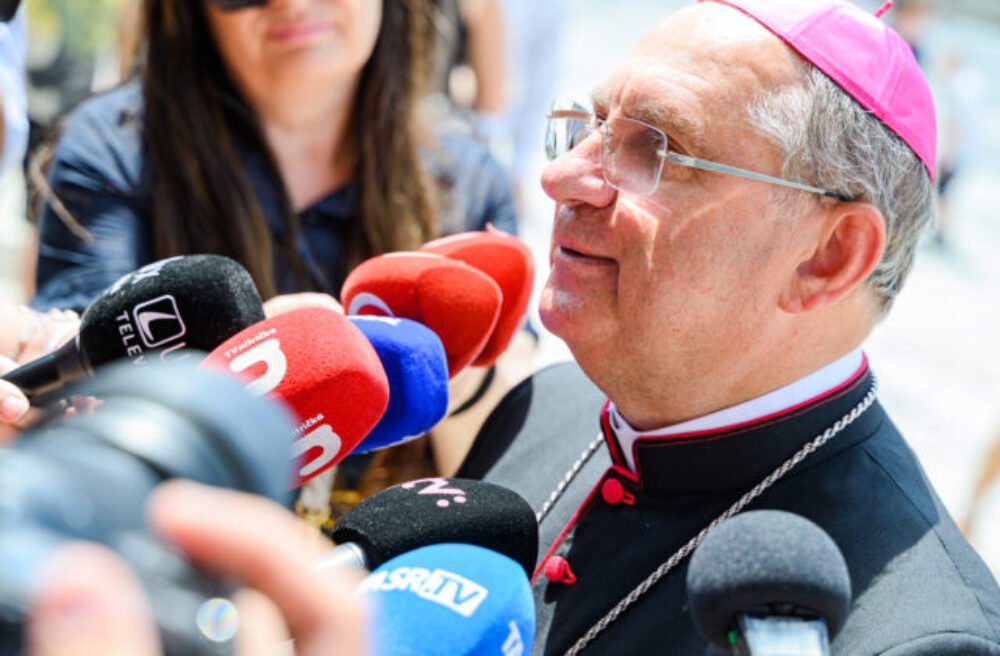 Cirkev sa od začiatku vojny aktívne zapája do pomoci Ukrajine, pripomínajú biskupi na sklonku 3. výročia ruskej invázie