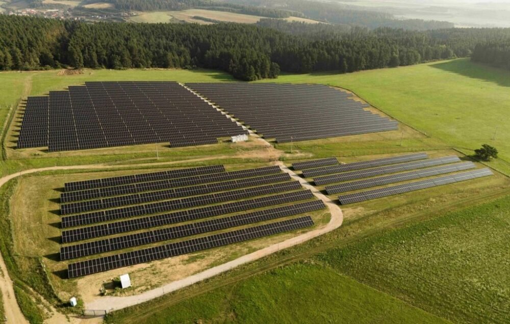 Pivovar Šariš prekonal ďalší míľnik na ceste za výrobou piva zo slnka. Pomohol vybudovať nový solárny park, ktorý je unikátnym príkladom využitia agrovoltiky na Slovensku
