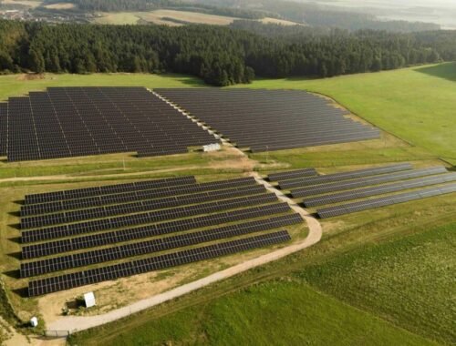 Pivovar Šariš prekonal ďalší míľnik na ceste za výrobou piva zo slnka. Pomohol vybudovať nový solárny park, ktorý je unikátnym príkladom využitia agrovoltiky na Slovensku