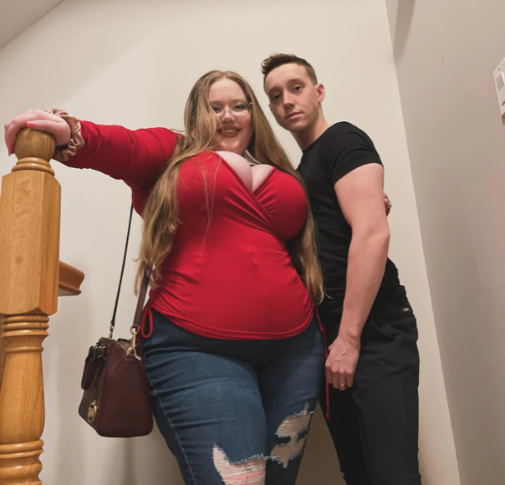 Ona váži 114, on 63 kg. Ľudia hovoria, že pre ňu nie je dosť mužný. „Aj ja milujem jedlo“