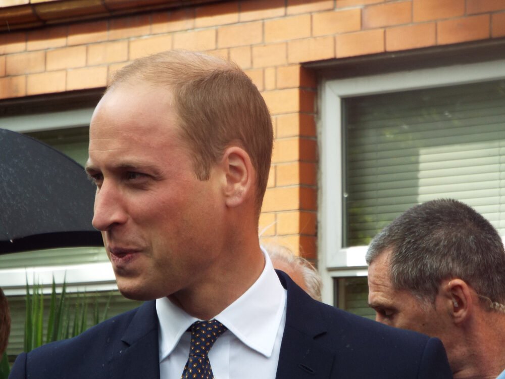 Princ William sa na verejnosti opäť predviedol so strniskom. Komentáre sa rozchádzajú