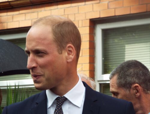 Princ William sa na verejnosti opäť predviedol so strniskom. Komentáre sa rozchádzajú