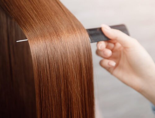 Efekt „Hair glossing“ môžete získať aj doma. Vďaka domácim trikom vám budú pramene pretekať cez prsty