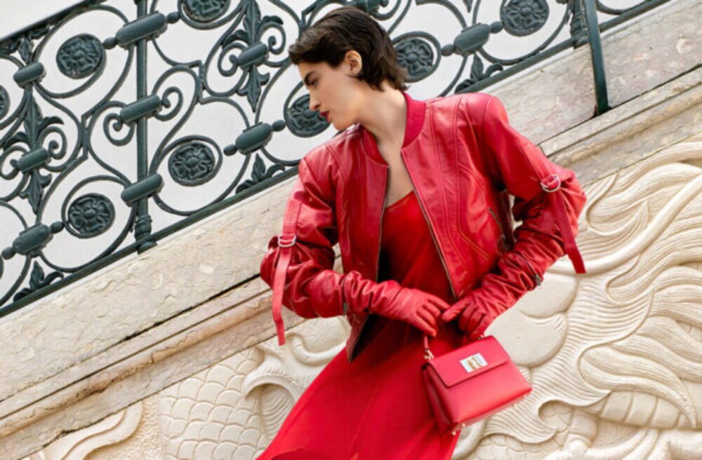 Jeseni vládne červená, nielen v novej kampani Answear.sk: „Zahaľte svoj život do vzácnych vecí”
