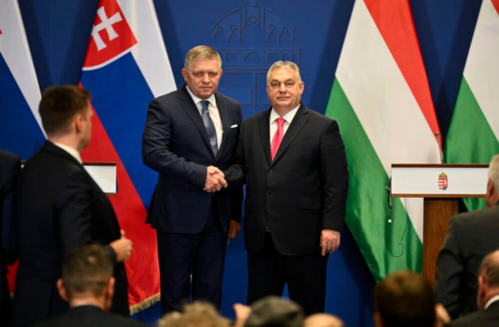 Aký je plat Fica? Spolu s Orbánom sú najlepšie zarábajúci premiéri v Európskej únii