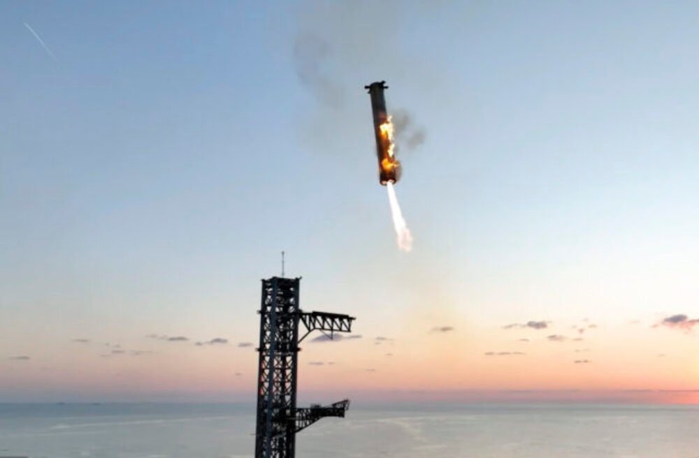 Obrovský úspech Muska, SpaceX sa podarilo prvé pristátie rakety na štartovacej rampe (video+foto)
