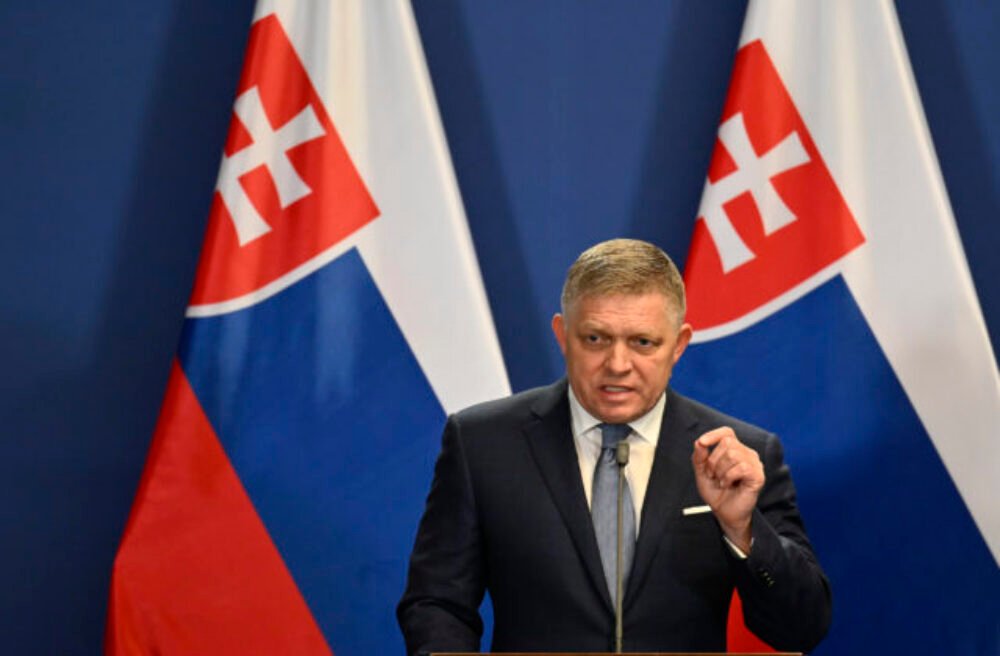 Ficova zahraničná politika je schizofrenická. Inak sa správa, ako hovorí, upozorňuje politológ