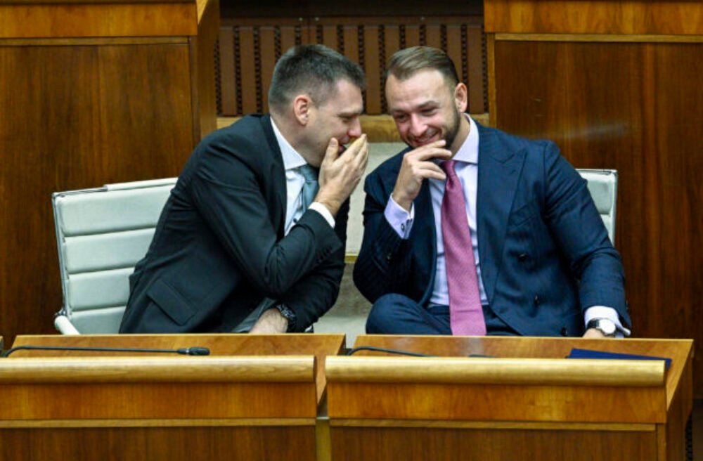 Opozícia ostro kritizuje zmier medzi ministerstvom vnútra a Babišom, hnutie Slovensko chce odvolať Šutaja Eštoka (video)