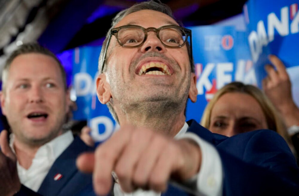 Rakúsky prezident poveril zostavením vlády ľudovcov, ktorí vo voľbách skončili druhí