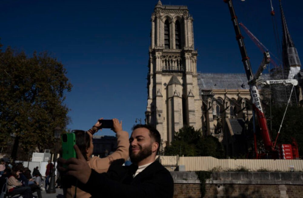 Katedrála sv. Martina v Bratislave odovzdá pozdrav Notre Dame v Paríži. Čo ich spája?