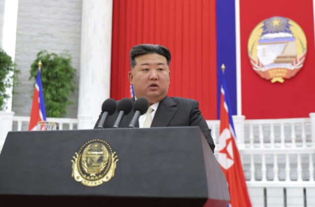 Kim Čong-un sa priznal, Severn&aacute; K&oacute;rea pom&aacute;hala Rusku pri odm&iacute;novan&iacute; ukrajinsk&eacute;ho &uacute;zemia
