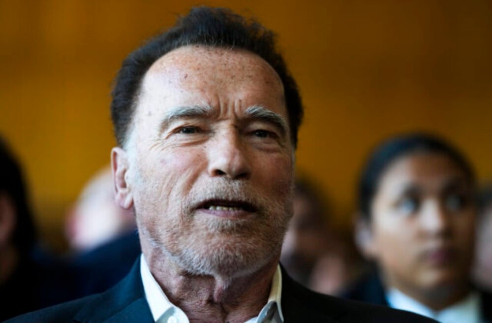V súboji o post šéfa Bieleho domu Schwarzenegger podporil Harrisovú