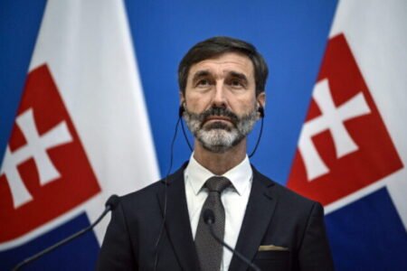 Blanár telefonovál so šéfom ománskej diplomacie o návrate Slovákov z Ománu, je ich tam viac než 600