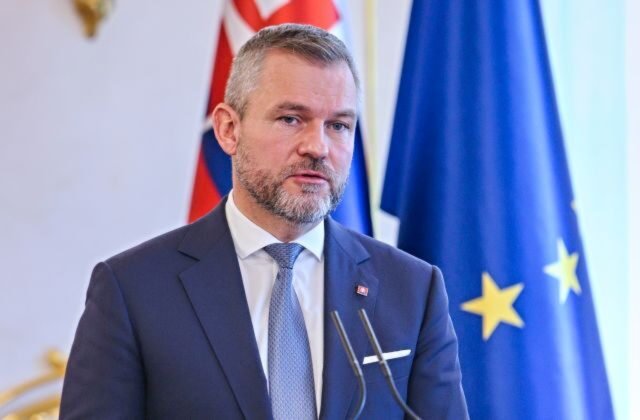 Mimovl&aacute;dky vyz&yacute;vaj&uacute; Pellegriniho na nepodp&iacute;sanie novely Trestn&eacute;ho z&aacute;kona, občanov poz&yacute;vaj&uacute; na protest