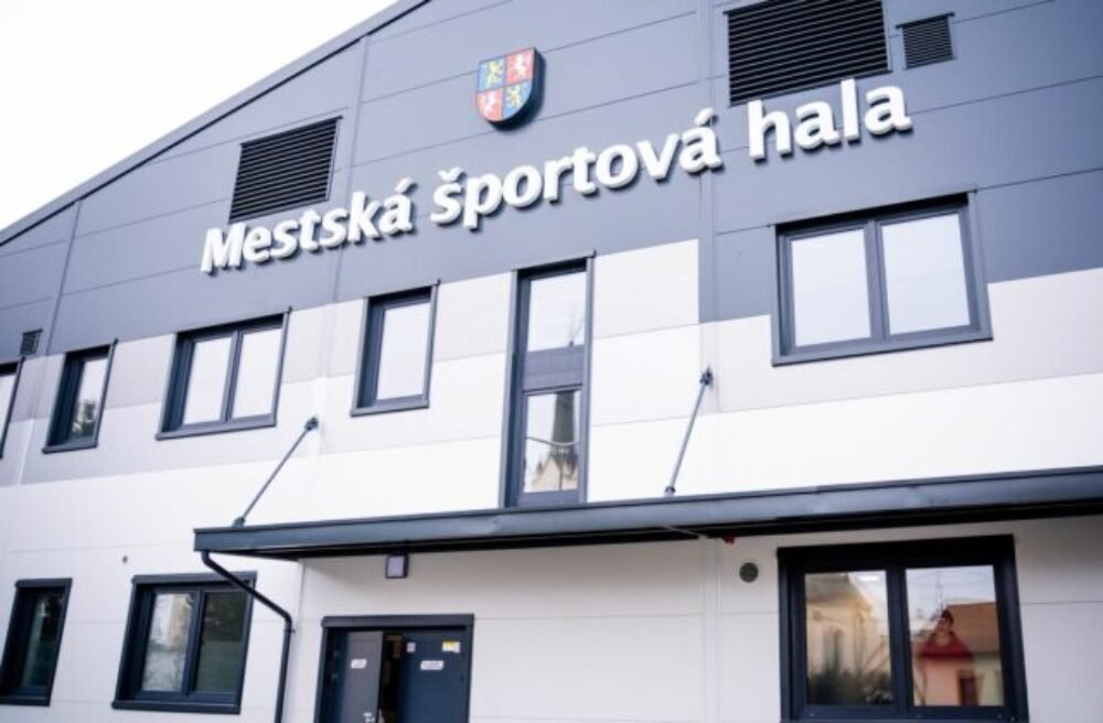 Vo Vrútkach otvorili novú multifunkčnú športovú halu za takmer 2,3 milióna eur. Na jej otvorení sa zúčastnil aj minister investícií Raši – FOTO