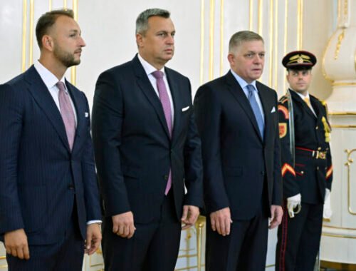 SNS a Hlas vyhnali siedmich poslancov a prípadný pád vlády bude ich zodpovednosťou, vyhlásil Fico