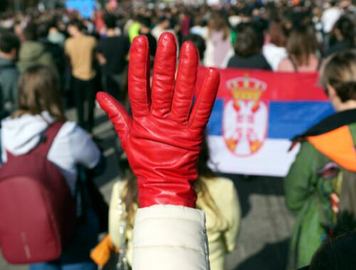Protestujúci srbskí študenti zablokovali hlavnú cestnú križovatku v Belehrade