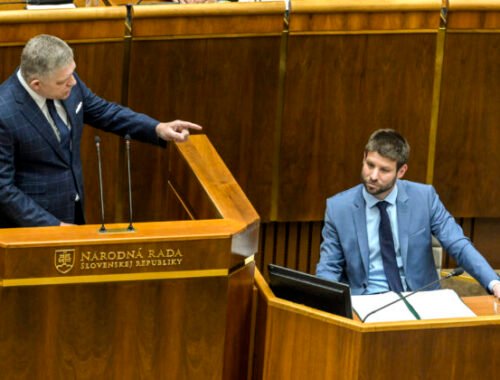 Odvolávanie Fica a vlády v parlamente: Mimoriadna schôdza sa nezačala, poslanci koalície neprišli – VIDEO
