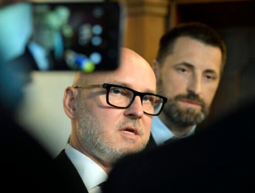 Gröhling kritizuje neotvorenie schôdze k vysloveniu nedôvery vláde, hovorí o absolútnom pohŕdaní ľuďmi na Slovensku – VIDEO