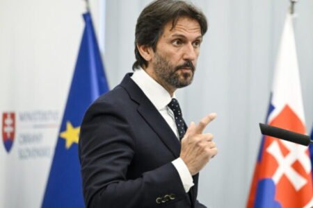 Progresívne Slovensko má podozrenie na konflikt záujmov ministra obrany Kaliňáka a podáva podnet