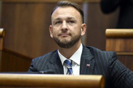 Opozícia kritizuje 40-miliónový tender na poradcov, Šutaja Eštoka žiada o jeho zrušenie aj o vysvetlenie – VIDEO