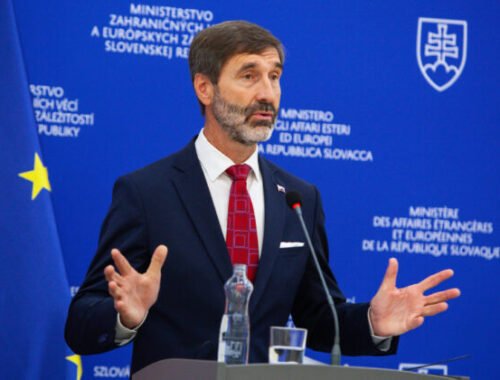 Ministerstvo zahraničia pri prepúšťaní postupovalo diskriminačne, bývalí zamestnanci podávajú hromadnú žalobu