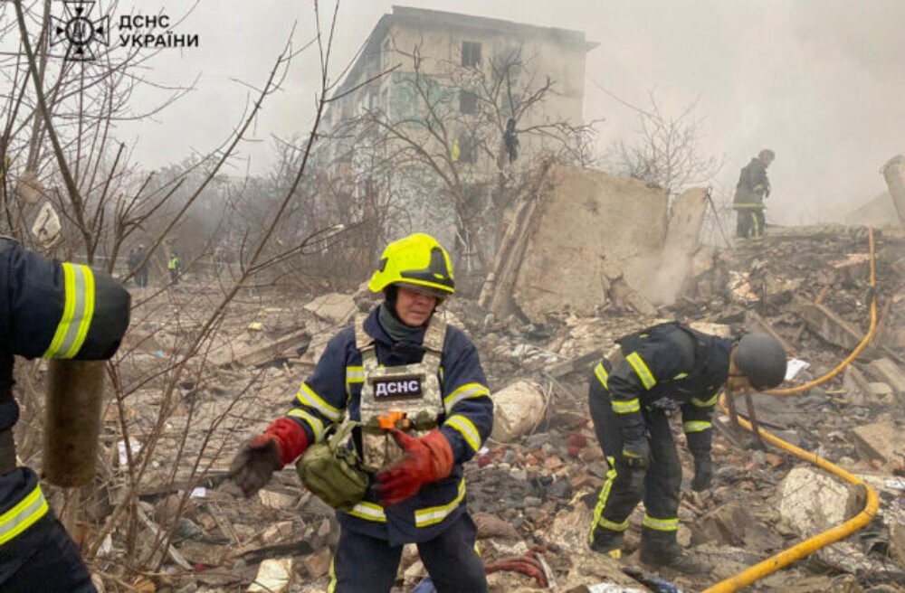 Ruský útok zasiahol bývalú školu v Sudži, štyria civilisti zomreli. Kyjev to označuje za vojnový zločin