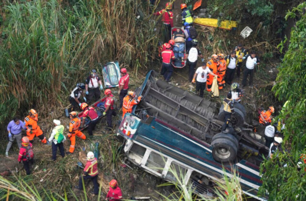 Pri havárii autobusu v Guatemale zomrelo najmenej 51 ľudí