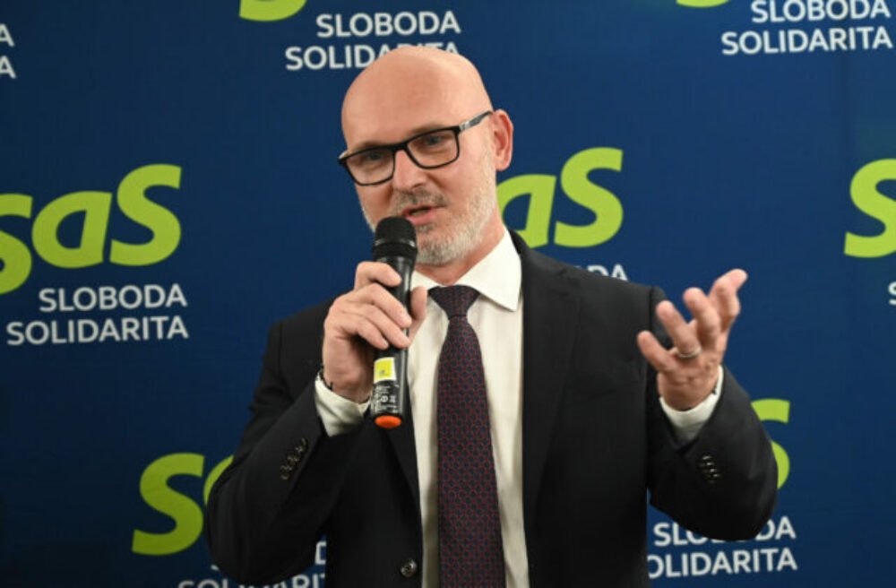 Kšeftovanie s ministerstvami investícii a športu dokazuje, že sú zbytočné, tvrdí Gröhling