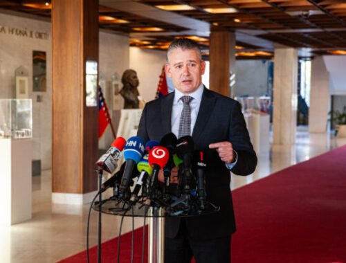Fico podľa Mikulca klame aj pri ceste do Vatikánu, letenka sa u letky ministerstva vnútra vystaviť nedá – VIDEO