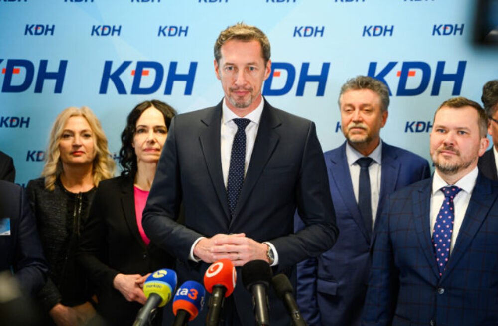 Návrh kresťanských demokratov na zmenu ústavy nezakazuje umelé oplodnenie, progresívci podľa Majerského klamú