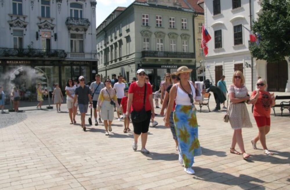 Bratislavu navštívilo minulý rok takmer 1,2 milióna turistov, dve tretiny z nich prišli zo zahraničia