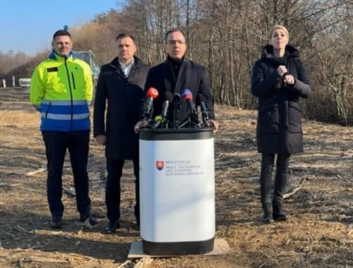Ministri Tomáš a Taraba predstavili pilotný projekt Práca namiesto dávok, nezamestnaní budú pracovať v sociálnom podniku – VIDEO