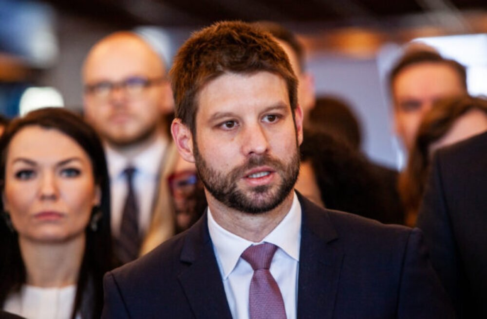 Premiér Fico svojím priklonením na stranu Putina a Trumpa škodí Slovensku, skonštatoval Šimečka