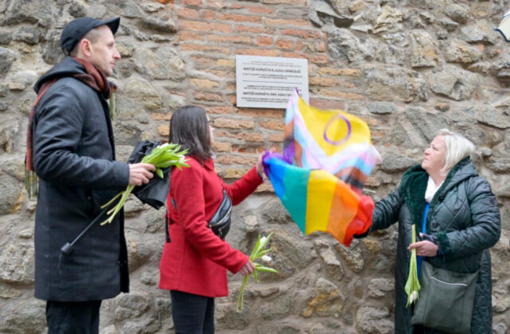Zavraždených v Teplárni pripomína pamätná tabuľa, pre LGBTI+ ľudí sa otvorilo aj nové komunitné centrum – FOTO