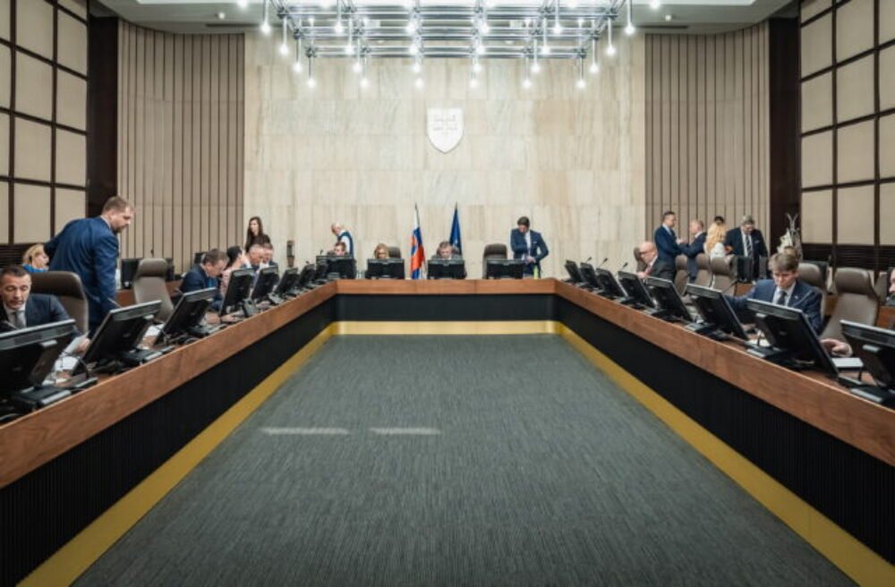 Ficova vláda bude kontrolovať financovanie mimovládok, niektoré však budú mať výnimku