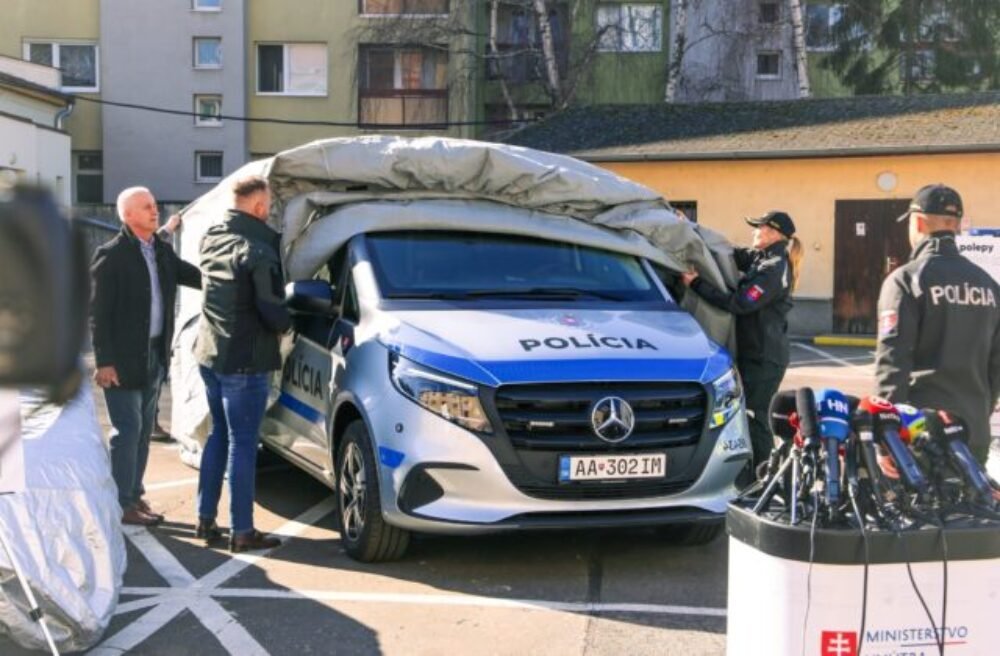 Šutaj Eštok predstavil nový dizajn policajných vozidiel, Mikulec ich prirovnal k „pohrebákom“ – VIDEO