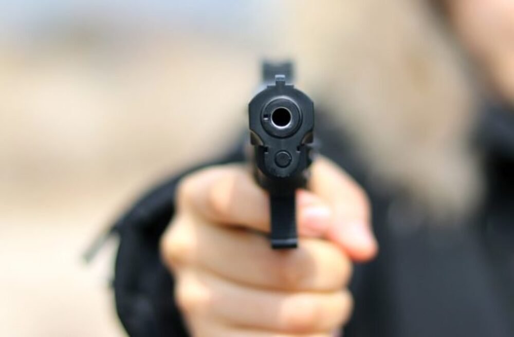 Muž na parkovisku v Tatrách mieril na iného muža detskou pištoľou a vulgárne mu nadával