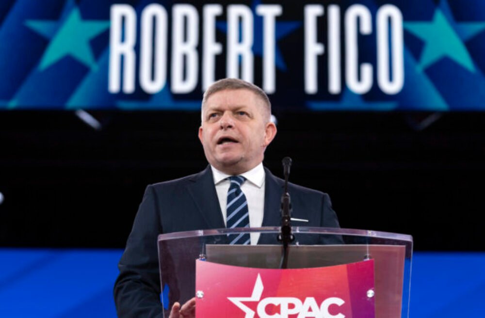 Ficova vláda to dotiahne až do konca a nezmenia to ani protesty, ukázal prieskum