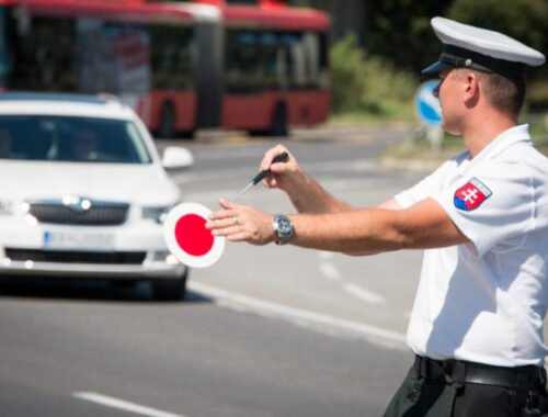 Kuriózny prípad dopravného policajta v Humennom. Mal vyrábať a podpisovať zápisnice za poškodeného aj podozrivého