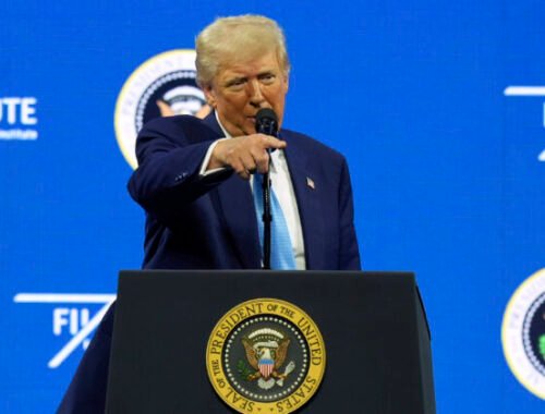Trump hrozí zvýšením ciel na kanadskú oceľ a hliník na 50 percent a zničením kanadských automobiliek