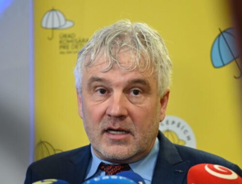 Komisár pre deti spúšťa „domovácky parlament“, podporuje ho aj Dominika Cibulková