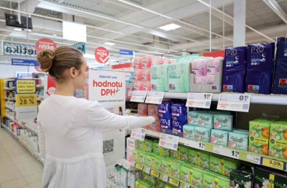 Tesco si za kampaň o menštruačnej chudobe odnieslo cenu HERMES, jej symbolom sa stali postrihané šaty