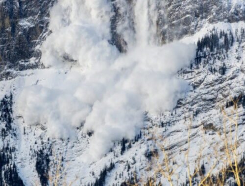 Tragédia vo francúzskych Alpách. Lavíny si tam vyžiadali tri obete, jedna osoba bojuje o život